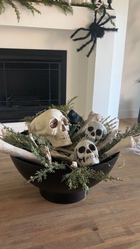 Fancy Halloween Decor, Halloween Decor Black And White, Goth Fall Decor, Halloween Table Centerpieces Diy, Indoor Halloween Ideas, Halloween Coffee Table Decor, Black And White Fall Decor, 50s Halloween, Halloween Table Centerpieces