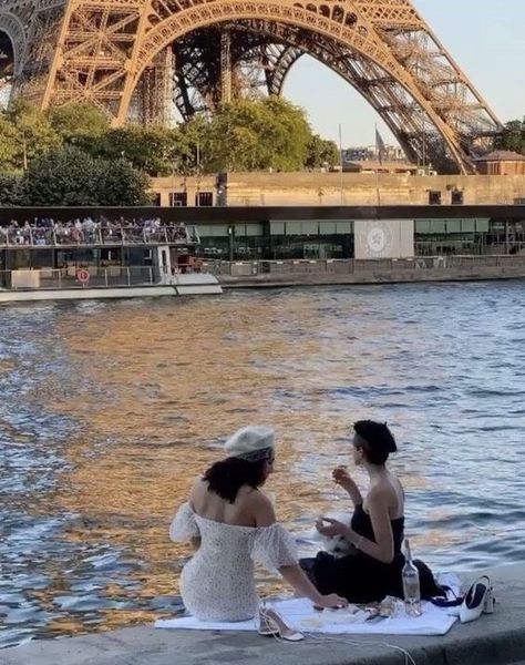 Paris Dream, Parisian Aesthetic, Paris Vibes, Parisian Life, Paris Aesthetic, Body Of Water, Living In Paris, The Eiffel Tower, City Aesthetic