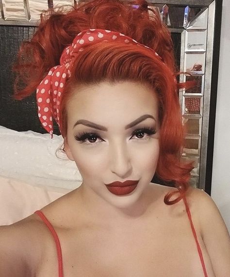 Pin up red hair do Pinup Wedding Hair, 50s Pin Up Hair, Pin Up Hair Tutorial, Pin Up Hairstyles, Bun Maker Hairstyles, Rockabilly Hairstyles, Pin Up Makeup, Pinup Hair, 1940s Hairstyles