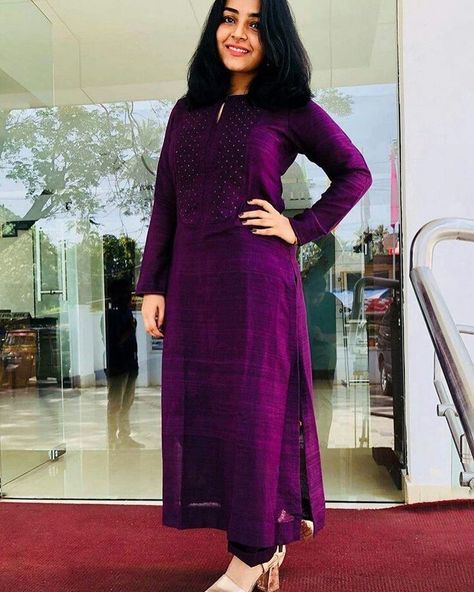 Vihaarna• ®️ on Instagram: “Flaunt in purple mirror work on neck with boat neck style #ordernow Price - DM Fabric- khadi cotton Sizes - xxxs-10xl . . Shop…” Kurti Anarkali, Indian Kurti Designs, Wine Colour, Indian Kurti, Suit Salwar, Churidar Designs, Purple Mirror, Simple Kurta Designs, Designer Kurti Patterns