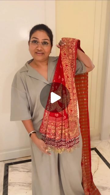 Dolly Jain 🇮🇳 on Instagram: "I have a really interesting hack to share with you today. It’s about something that many designers are adding to dupattas these days - tassels. While they look beautiful, they can be quite a hassle when you’re trying to drape the dupatta. 

I recently encountered a situation when I was dressing up my bride and her dupatta had lots of tassels. Every time I tried to pleat the dupatta, the tassels would get tangled. It was so frustrating, especially when the bride was running late and I couldn’t get the perfect pleat. 

I realized that many drape artists and even you people might face the same problem. So, I came up with a simple trick to prevent the tassels from tangling. 

Whenever I find a solution to a problem, my first instinct is to share it with others. S Designer Saree Tassels, Dolly Jain Dupatta Draping, Saree Dupatta Style, Saree And Dupatta Together, Silk Dupatta Draping Styles, Saree Draping With Dupatta, Duppata Styles On Kurti, Bride Dupatta Draping, Dupatta Tassels Designs