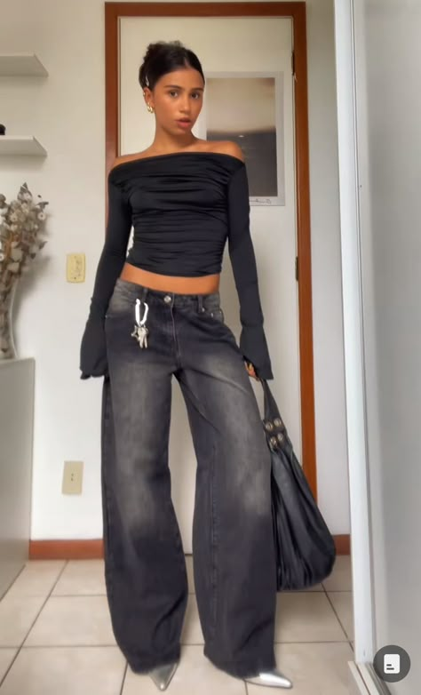 Baggy Pants Pointy Heels, Baggy Pants With Heels, Dunks Outfit, Jeans Heels Outfit, Black Baggy Jeans, Outfits Wardrobe, Girly Fits, Big Sisters, Jeans Heels