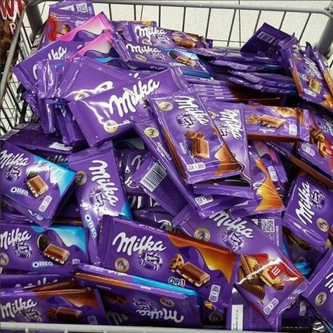 Milka Bars Sleepover Snacks, Chocolate Fantasy, Milka Chocolate, Snack Organizer, Dairy Milk Chocolate, Sleepover Food, Chocolate Snacks, Junk Food Snacks, Chocolate Bars