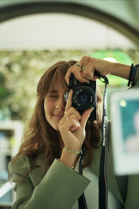 Film Camera Pose Ideas, Film Mirror Selfie, Film Inspo Aesthetic, Film Camera Mirror Selfie, Mirror Camera Selfie, Woman Photographer Aesthetic, Film Camera Photoshoot, Film Photographer Aesthetic, Fujifilm Camera Aesthetic