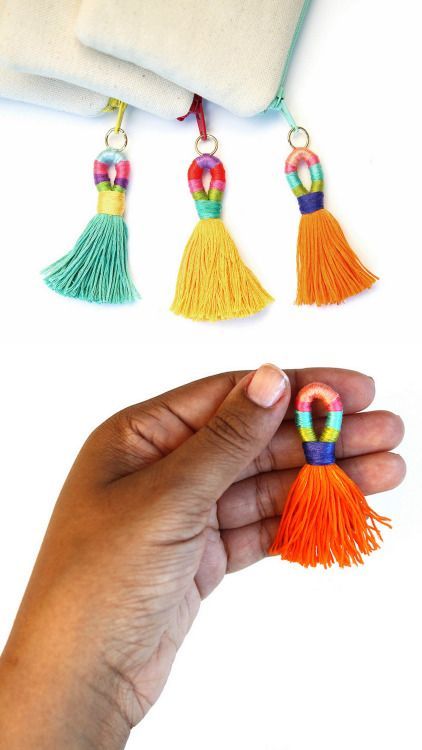 Tema de bricolaje envuelto Tutorial borlas de colores de commonthread.I ... | TrueBlueMeAndYou: DiYSE para la gente creativa | bloglovin ' Tassel Tutorial, Colorful Tassels, Tassels Tutorials, Hantverk Diy, Diy Tassel, The Hand, True Blue, Diy Projects To Try, Diy Accessories