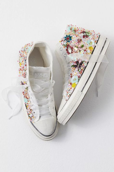 Shoe Embroidery, Boots Diy, Embroidered Converse, Hi Top Sneakers, Beaded Shoes, Upcycle Clothes Diy, Floral Sneakers, Sugar Sugar, Embroidered Shoes