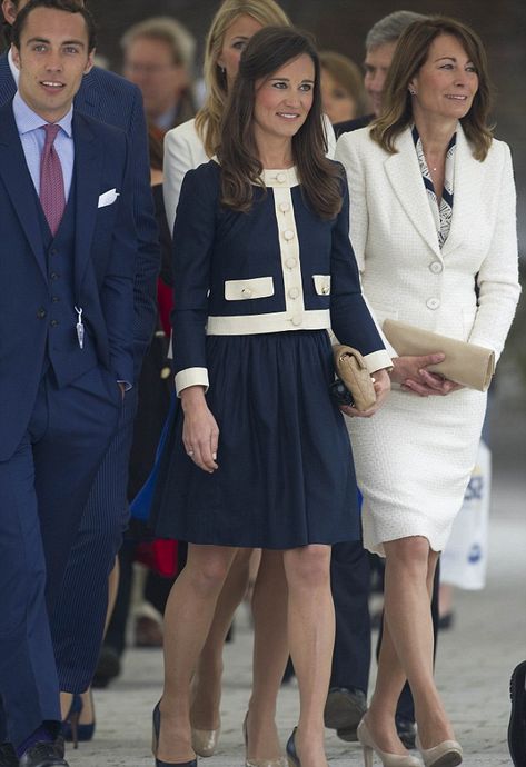 Kate Outfits, Kate Middleton Family, Pippa Middleton Style, Pippa And James, Carole Middleton, Kate And Pippa, Middleton Family, Estilo Real, Middleton Style