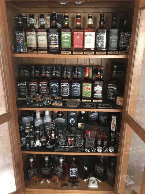 Jack Daniels Decor, Bourbon Whiskey Brands, Alcohol Shop, Apple Whiskey, Whiskey Room, Pretty Alcoholic Drinks, Whisky Drinks, Home Bar Rooms, Whiskey Brands