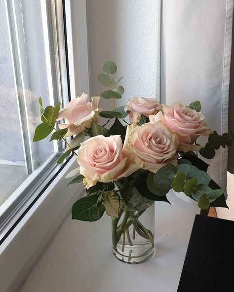 Small Rose Bouquet Aesthetic, Roses In A Vase Aesthetic, Light Pink Roses Aesthetic, Pink Roses Bouquet Aesthetic, Pink Flowers In Vase Aesthetic, Backyard Wedding Ceremony, Flower Vase Arrangements, Flower Arrangements Simple, Vase Arrangements