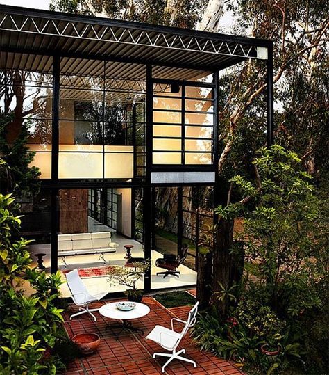 Case Study House #8 - the Eames House (post Ray & Charles) - designed by the Eames, 1949. Photo: Francois Dischinger #mcmdaily #charlesandrayeames #casestudyhouse8 #eameshouse mcmdaily.com Iconic Houses, Case Study House, Midcentury House, Eames House, Case Study Houses, California Modern, Casa Container, Secret Sauce, Ray Charles