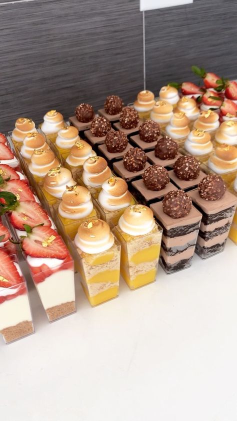 cal_thebaker on Instagram: mini shooters have a special place in my heart 🤩 I’ll never get tired of making them 🥲 happy Sunday! ✨⁣ 🍓strawberry cheesecake shooters ⁣… Strawberry Cheesecake Shooters, Chocolate Nutella Cake, Cake Shooters, Cheesecake Shooters, Cookies And Cream Fudge, Dessert Cups Recipes, Dessert Shooters, Mini Dessert Cups, Mini Cheesecake Recipes