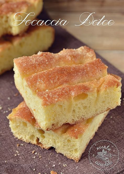 #Focaccia Dolce Soffice in teglia per una golosa prima  #breakfast #colazione #brioche Foccacia Recipe, Focaccia Dolce, Sweet Bread, Italian Desserts, Pizza Bread, Home Baking, Kitchen Baking, Sweet Cakes, Frozen Desserts