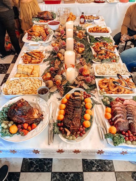 Dinner Party Food Table, Christmas Dinner Astethic, Christmas Food Set Up, Christmas Spread Table, Christmas Feast Dinner, Christmas Feast Table, Christmas Dinner Table Food, Christmas Food Table, Christmas Dinner Spread