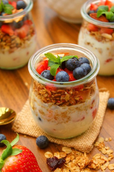 This Yogurt Parfait combines creamy Greek yogurt, fresh berries, and crunchy granola that are layered parfait-style in glass jars. A delicious make-ahead breakfast for busy mornings, a healthy afternoon snack, or an impressive brunch for your next spring gathering! Greek Yogurt And Fruit, Hash Brown Egg Cups, Breakfast For Busy Mornings, Yogurt And Fruit, Bowl Of Oatmeal, Berry Parfait, Healthy Afternoon Snacks, Fruit Parfait, Crunchy Granola