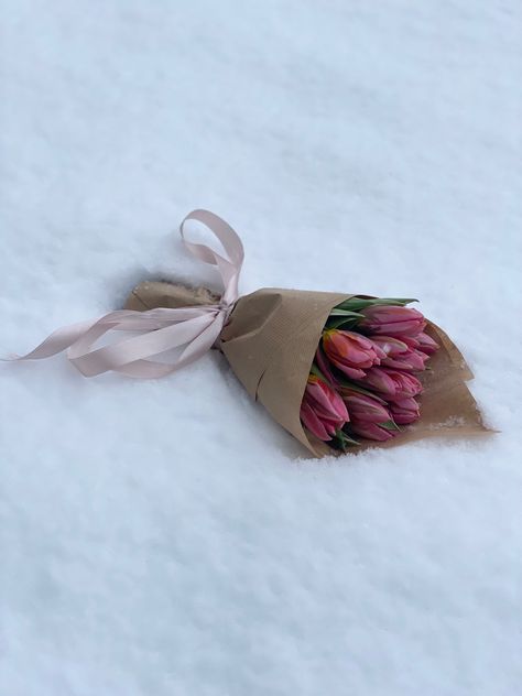 #Flowers #Tulips #snow #bouqet Tulips In Snow, Hygge Spring, Spotify Ideas, Backyard Dinner, Backyard Dinner Party, Flowers Tulips, Image Instagram, Tulip Bouquet, Winter Vibes