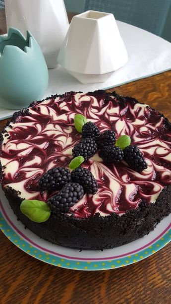 Blackberry Cheesecake, Chocolate Wafer Cookies, Swirl Cheesecake, Cheesecake Desserts, Think Food, Savoury Cake, Food Cakes, Mint Leaves, Decadent Desserts