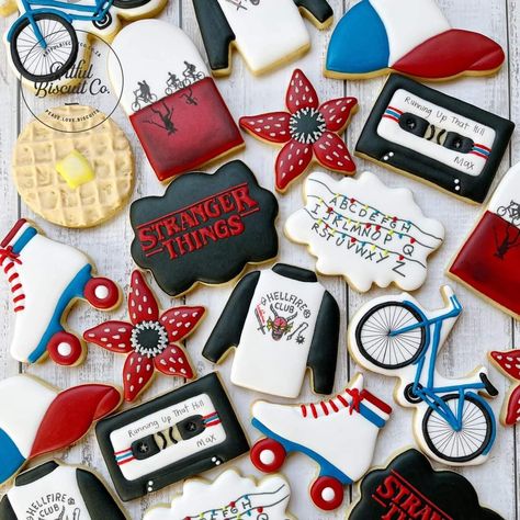 Stranger Things Macarons, Stranger Things Bday Cake, Stranger Things Cookies Decorated, Stranger Things Cake Pops, Galletas Stranger Things, Stranger Things Cookies, Stranger Things Birthday, Demogorgon Stranger Things, Stranger Things Tv Series