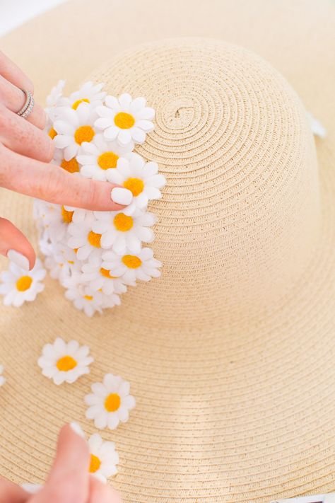 Diy Floppy Hat, Diy Tea Party, Retro Diy, Diy Retro, Spring Hat, Summer Diy Projects, Diy Beach, Spring Hats, Painted Hats