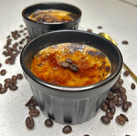 Espresso Martini Creme Brulee - Pretty Girls Eat Too Pina Colada Creme Brulee, Espresso Creme Brulee, Fancy Creme Brulee, Baileys Irish Cream Coffee, Irish Cream Coffee, Cream Brulee, Mozzarella Stuffed Meatballs, Sweet And Spicy Chicken, Creme Brulee Recipe