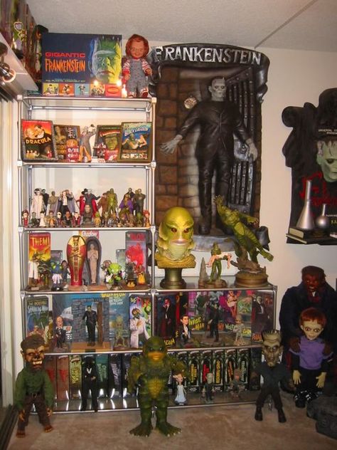 Movie Collection Display, Horror Movie Collection, Horror Figures, Toy Collection Display, Horror Collectibles, Horror Room, Nerd Room, San Myshuno, Horror Fanatic