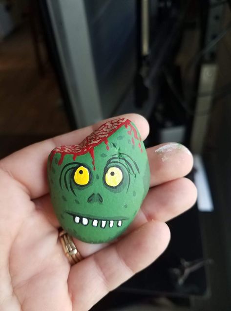 Zombie painted rock Painted Rock Pumpkins, Goth Rock Painting, Zombie Painted Rocks, Zombie Rock Painting, Skull Painted Rocks, Frog Rock, Halloween Ghost Decorations, Paint Rocks, Halloween Rocks