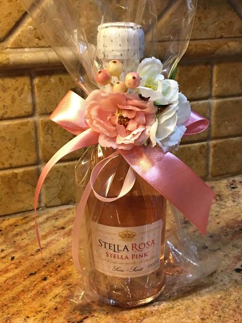 Dress Up Ideas For School, Valentine Dress Ideas, Valentine Costume, Wine Gift Box Ideas, Tiffany Valentine, Dress Up Ideas, Dress School, Liquor Gifts, Christmas Gift Basket Ideas