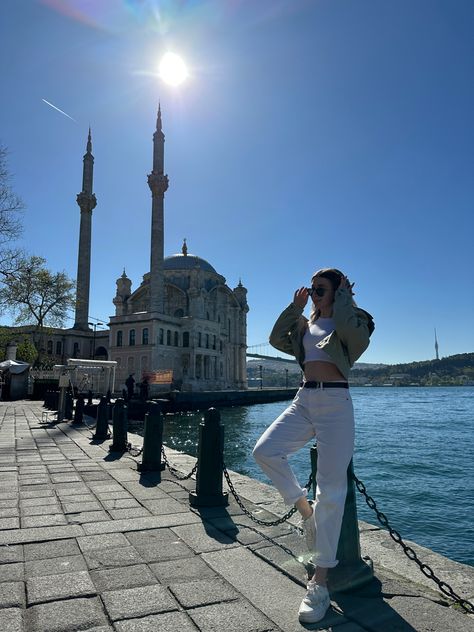 Poses In Istanbul, Istanbul Instagram Story, Istanbul Photo Ideas, Istanbul Trip, Istanbul Aesthetic, Turkey Places, Turkey Fashion, Istanbul Fashion, Istanbul Turkey Photography