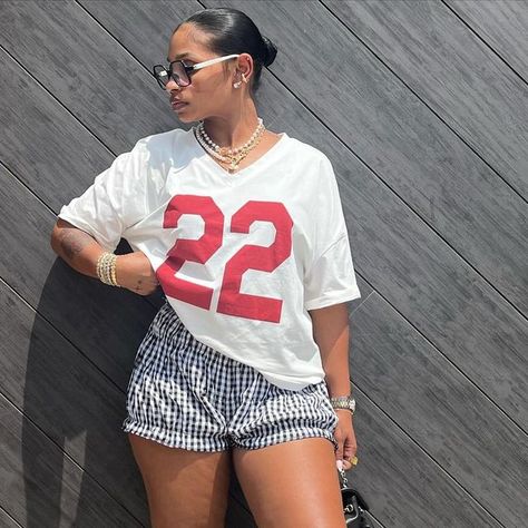 Nakiah নাকিয়া on Instagram: "Day 22 of posting outfits until my bday, what y’all think? Don’t forget to rate from 1–10" Jersey Day Outfit, Corporate Girlie, Jersey Day, Jersey Fits, My Bday, Fasion Outfits, Cute Fit, Casual Date, June 22