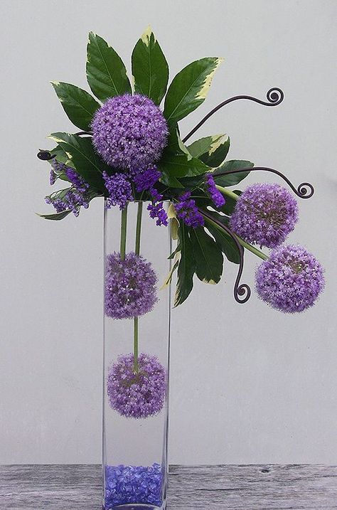 Arreglos Ikebana, Square Glass Vase, Small Purple Flowers, Ikebana Flower Arrangement, Creative Flower Arrangements, Modern Flower Arrangements, Beautiful Flower Arrangements, Deco Floral, Modern Flower