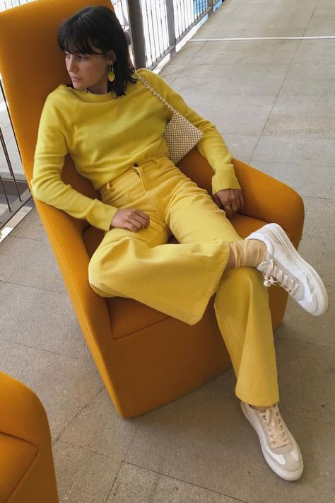 monochromatic outfit One Color Outfit, Monochromatic Looks, Monochromatic Style, Museum Outfit, White Sneakers Outfit, Bright Sweater, Yellow Outfits, Monochromatic Fashion, Sneaker Outfits