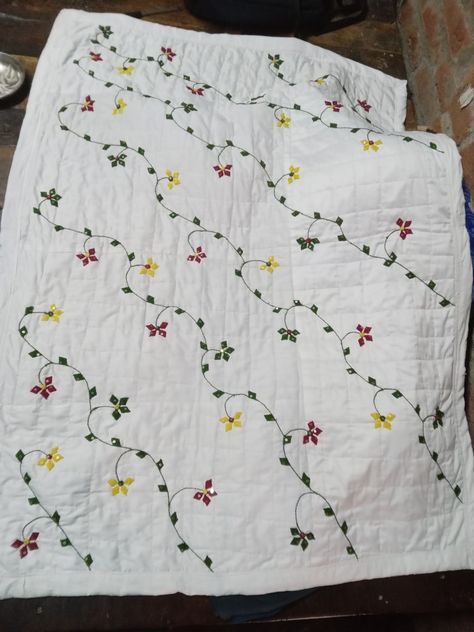 Nakshi Katha Design, Katha Design, Bedsheet Design, Nakshi Katha, Sindhi Embroidery, Designer Bed Sheets, Eyeball Art, Designer Bed, Stitching Ideas