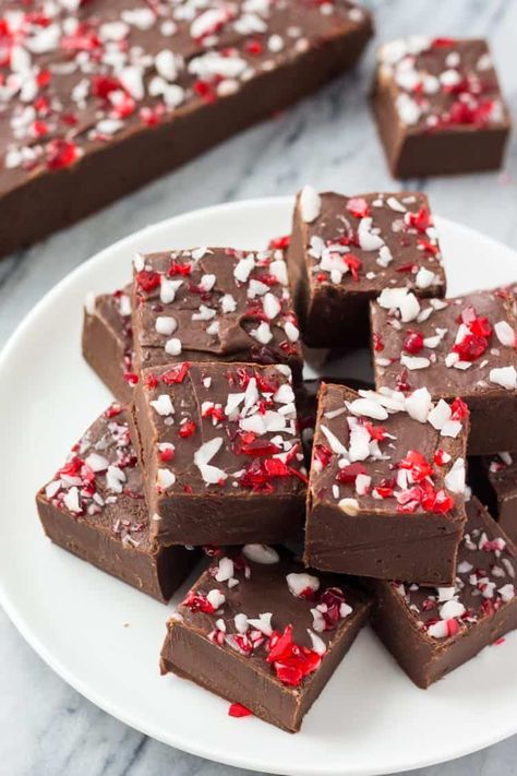 Candy Cane Fudge, Cranberry Pistachio Fudge, Peppermint Fudge Recipe, Fall Cookie Recipes, 2023 Food, Homemade Fudge Recipes, Peppermint Fudge, Chocolate Peanut Butter Fudge, Oreo Fudge