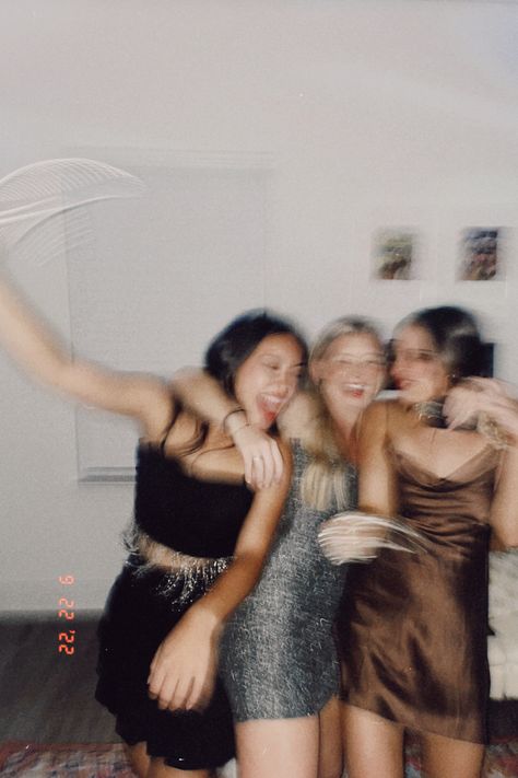 Friends Aesthetic Vintage, Woman Friends Aesthetic, Great Friends Aesthetic, Laughing Pictures Aesthetic, Best Friend Photoshoot Ideas Aesthetic, Party Photoshoot Aesthetic, Laughing Aesthetic Photography, 3 Female Friends, Women Friends Aesthetic