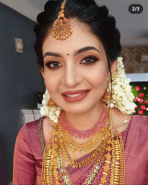 Kerala Hindu Bride Makeup, Hairstyle For Hindu Bride Kerala, Traditional South Indian Makeup Look, Hindu Bridal Makeup Kerala, Bridal Makeup Indian Wedding Hindu, Indian Bride Hairstyles Front View, Bride Front Hairstyles South Indian Wedding, Murutham Hairstyle Indian, Hairstyles For Engagement Indian Saree