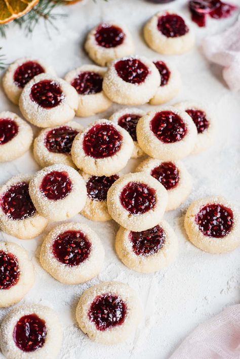 These Raspberry and Almond Holiday Thumbprint Cookies are known for melt-in-your mouth texture! Lava Cookies, Raspberry Thumbprint Cookies, Christmas Cookie Recipe, Thumbprint Cookies Recipe, Raspberry Almond, Almond Extract, Filled Cookies, Raspberry Filling, Drop Cookies