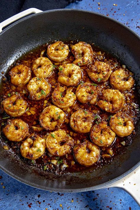 Chili Crisp Shrimp combines succulent shrimp with spicy, crunchy chili crisp, a bold and flavorful dish that's quick and easy to make, a great app or meal! Sesame Shrimp Recipes, Thai Chili Shrimp, Shrimp Asian, Spicy Cajun Shrimp, Creamy Jalapeno Sauce, Sesame Shrimp, Spicy Food Recipes, Spicy Shrimp Recipes, Chili Shrimp