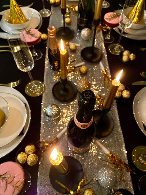 New Years Eve Table Setting, New Years Eve Decor, New Years Dinner Party, New Years Dinner, New Year Table, Cocktail Night, Wedding Set Up, Glitter Party, New Years Eve Decorations