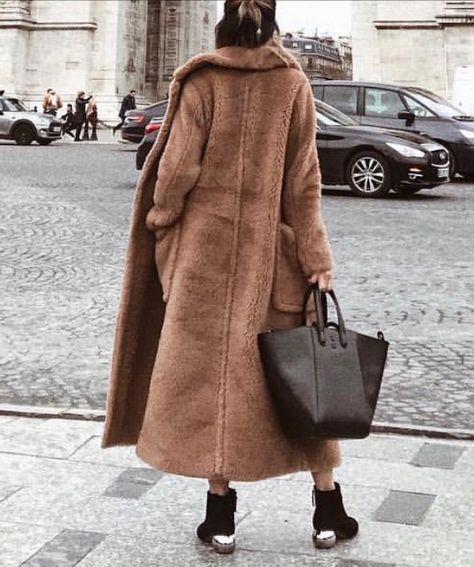 Maxmara Teddy Coat, Pretty Winter Outfits, Minimalist Moda, Winter Coat Outfits, Millennials Fashion, Harajuku Girls, Teddy Coat, Street Style Winter, Coat Outfits