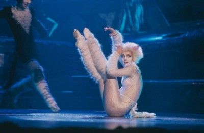 Cats (stylized as CATS) is a musical composed by Andrew Lloyd Webber, based on Old Possum's Book of Practical Cats by T. S. Eliot. The musical tells the story of a tribe of cats called the Jellicles and the night they make what is known as "the Jellicle choice" and decide which cat will ascend to the Heaviside Layer and come back to a new life. Cats also introduced the song standard "Memory". Cats The Musical, Jellicle Cats, Andrew Lloyd Webber, Kids Theater, Cats Musical, Cat Couple, Couple Silhouette, Musical Plays, Broadway Musicals