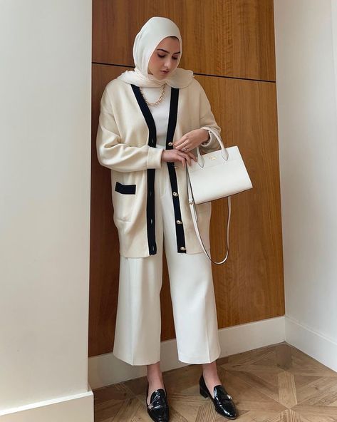 Modest Work Outfits, Sandal Tali, Indie Vibes, Modest Casual Outfits, Look Adidas, Estilo Indie, Muslim Outfits Casual, Muslim Fashion Hijab Outfits, Skandinavian Fashion