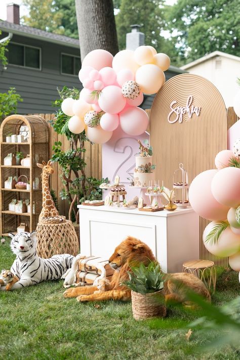 Safari Party Backdrop Ideas, Festa Safari Baby, Safari Birthday Party Decorations, Cake Table Backdrop, Safari Balloon, Animal Party Decorations, Modern Panel, Fiesta Shower, Pink Safari