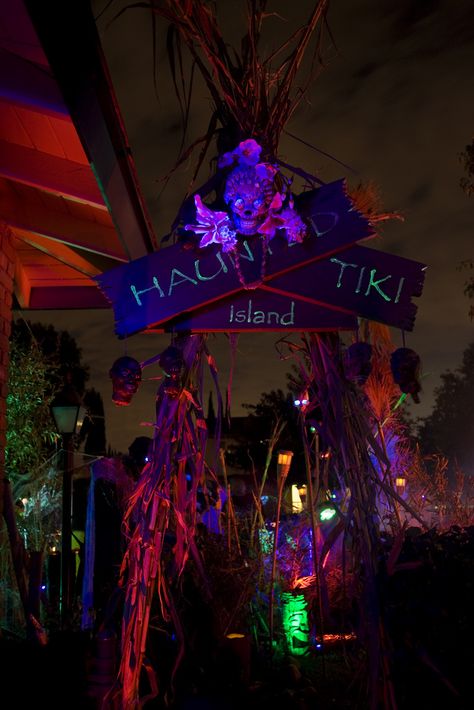 Haunted Tiki Island Entrance 2008 | Explore DevilsChariot's … | Flickr - Photo Sharing! Haunted Luau, Voodoo Party, Halloween Land, Tiki Theme, Voodoo Halloween, Luau Ideas, Halloween School Treats, Island Party, Tiki Decor