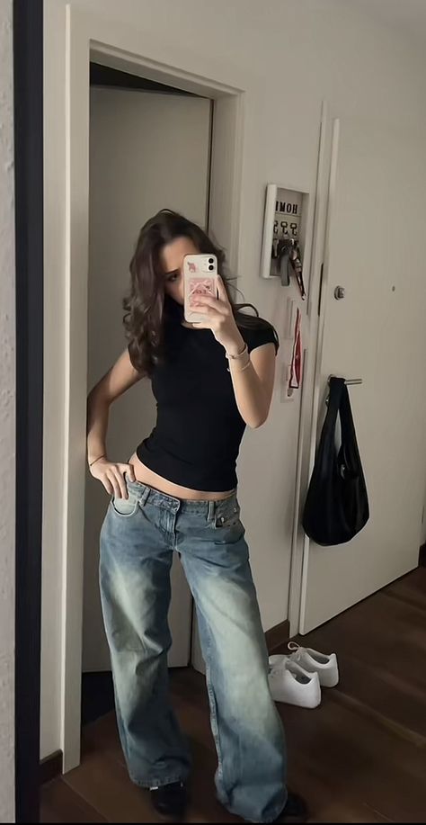 Basic Hot Outfits, Tube Top And Baggy Jeans, Baggy Jeans Small Top Outfit, Low Rise Straight Leg Jeans Outfit, Basic Black Top Outfit, Blouse Outfit Aesthetic, Simple Streetwear Outfit Ideas, Grey Tube Top Outfit, Tanktop And Jeans