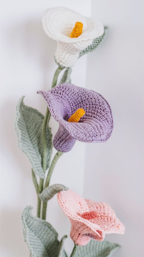 Free crochet pattern for calla lily flowers. Detailed instructions for beginners. Perfect for creating elegant and realistic flowers. Floral Crochet Pattern, Calla Lily Flowers, Lily Pattern, Crochet Bouquet, Crochet Flowers Free Pattern, Crochet Earrings Pattern, Floral Crochet, Crochet Plant, Crochet Lessons