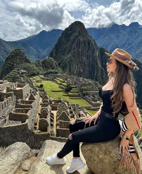 Machi Pichu, Machu Picchu Outfit, Greece Vacation Outfit, Machu Pichu Peru, Machu Picchu Peru, Inca Empire, Rainbow Mountain, Travel Pictures Poses, Greece Vacation