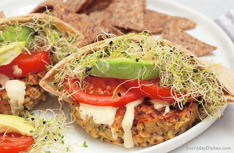 Protein, calcium, iron-rich AND it tastes amazing? These chickpea quinoa burgers in pita pockets are a comfort food dream come true! Quinoa Burger Recipe, Chickpea Quinoa, Quinoa Burger, Quinoa Burgers, Protein Recipe, Vegetarian Nutrition, Pita Pockets, Vegetarian Burger, Veggie Burgers