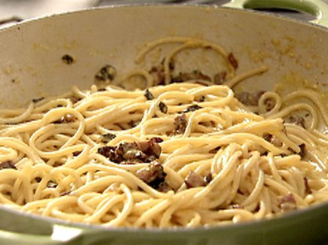 Nigella Lawson spaghetti alla Carbonara. It's amazing. I made it and it was so simple. One of my husband's favorites. Nigella Lawson Recipes, Spaghetti Carbonara Recipe, Carbonara Recipe, Carbonara Pasta, Spaghetti Carbonara, Nigella Lawson, Cooking Channel, Rigatoni, Food Network