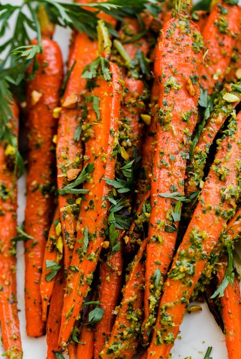 Roasted Carrots with Carrot Top-Pistachio Pesto. This delicious vegan side dish is packed with flavor! #vegan #roastedcarrots #recipe #abeautifulplate Carrot Top Pesto, Pistachio Pesto, Carrot Top, Vegan Side Dishes, Vegan Sides, Carrot Recipes, Roasted Carrots, Beautiful Plates, Meatless Monday