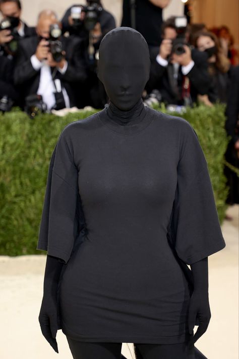 Icon Kim Kardashian wearing Balenciaga by Demna Gvasalia, Met Gala 2021, Theme: 'American Independence' Celebrity Fashion Fails, Gala Gown, Gala Fashion, English Fashion, Kardashian Photos, Bella Hadid Style, Fashion Themes, Hadid Style, Fashion Fail