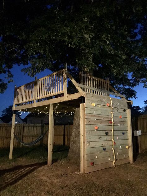 Treehouse Platform with Rocking Climbing Wall. Hammock. String Lights. No damage to the tree No Tree Treehouse, Treehouse Platform Ideas, Treehouse No Tree, Tree House Climbing Wall, Platform Treehouse, Treehouse Platform, Tree House Platform, Treehouse Climbing Wall, Platform Tree House